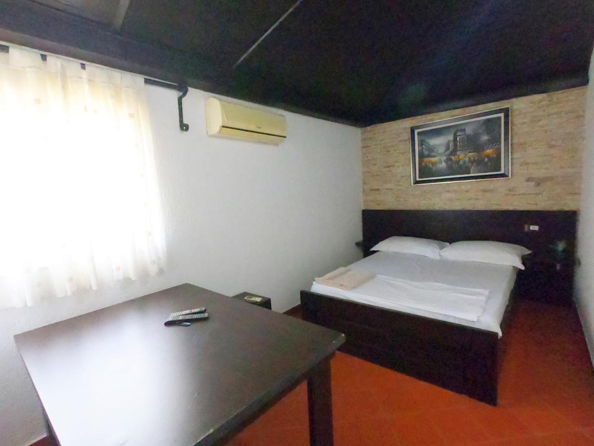 Hotel Paris Berat Exterior photo