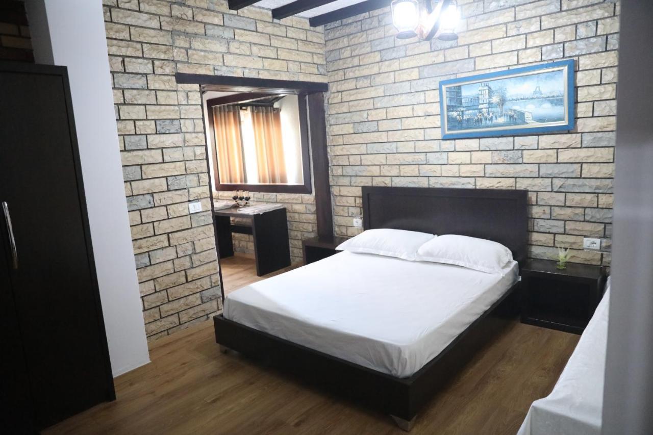 Hotel Paris Berat Exterior photo