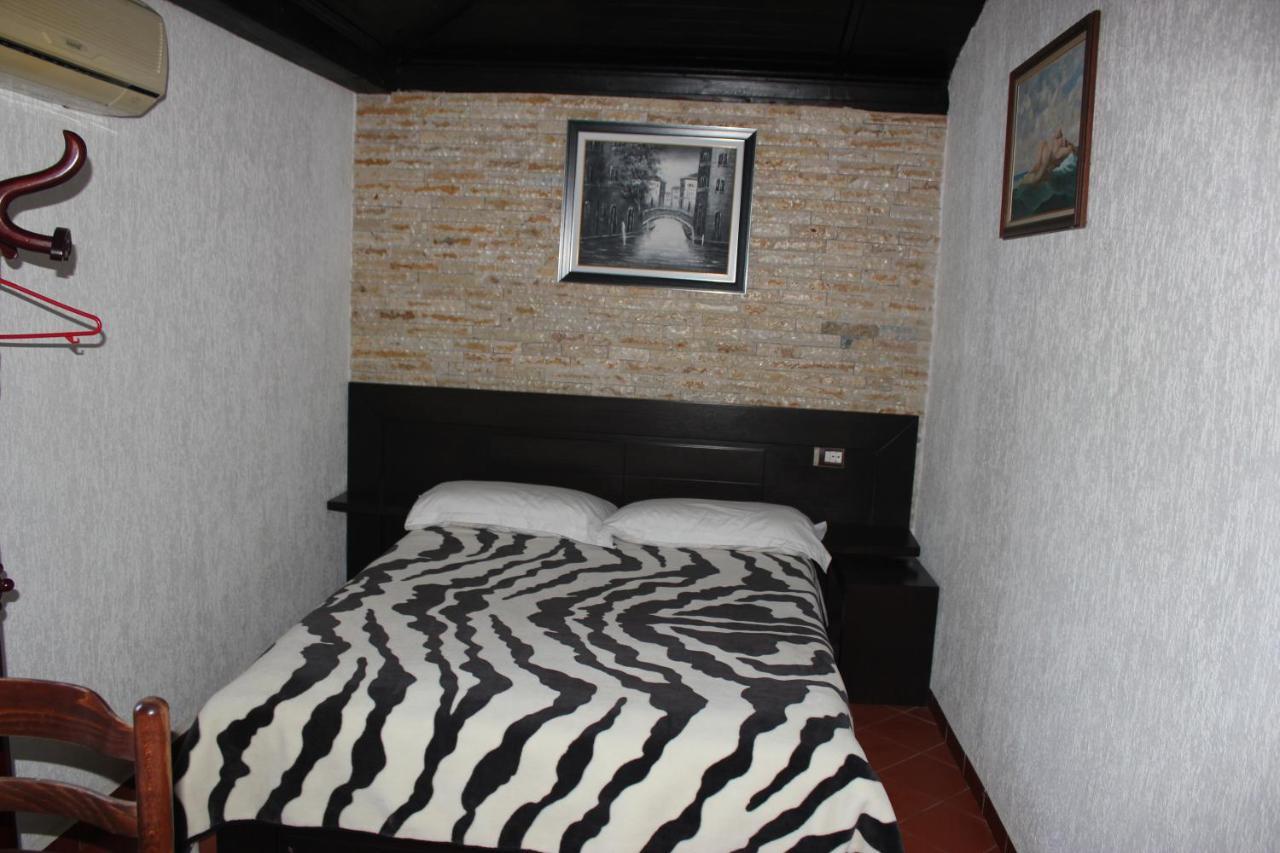Hotel Paris Berat Exterior photo