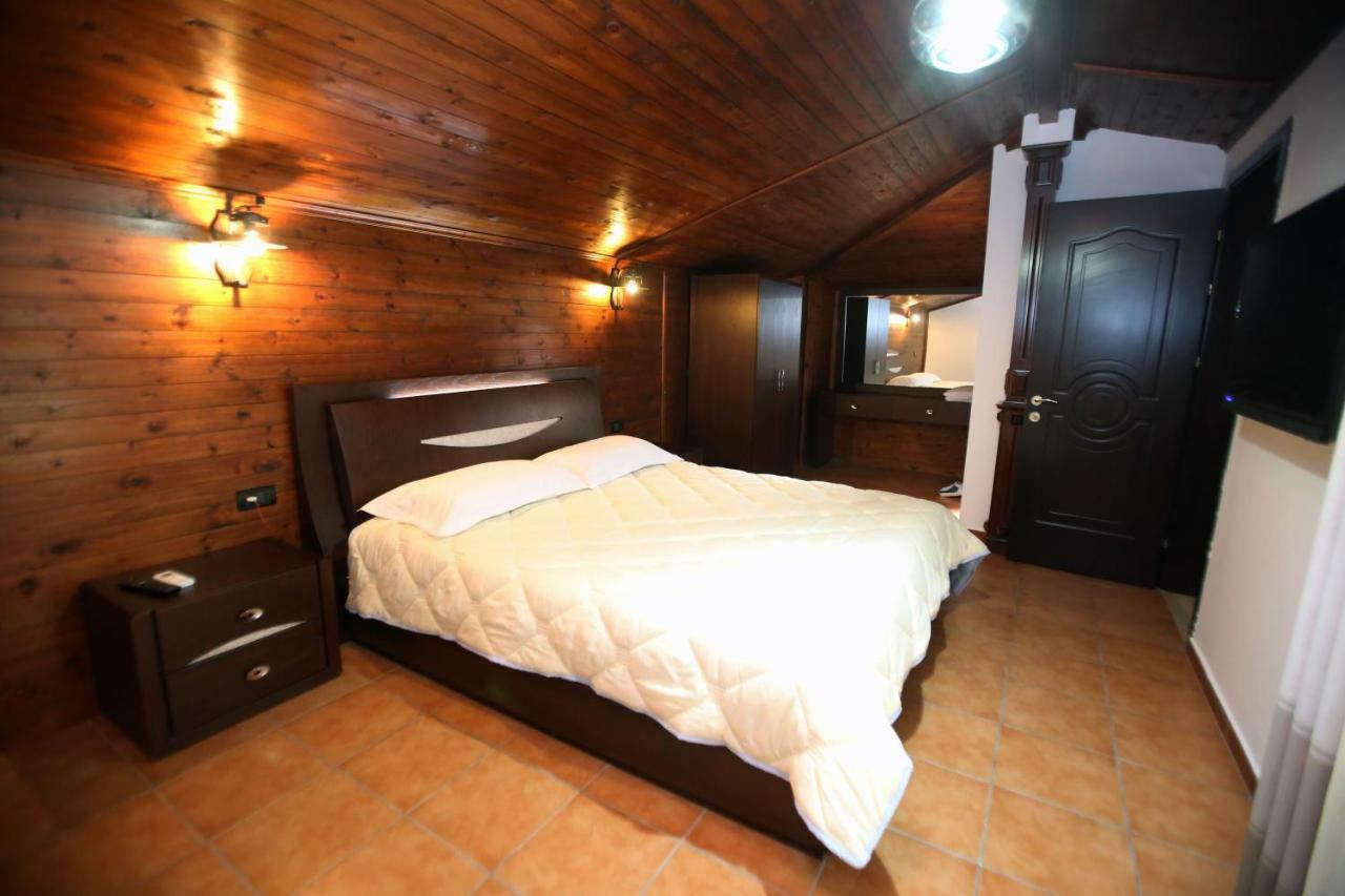 Hotel Paris Berat Exterior photo